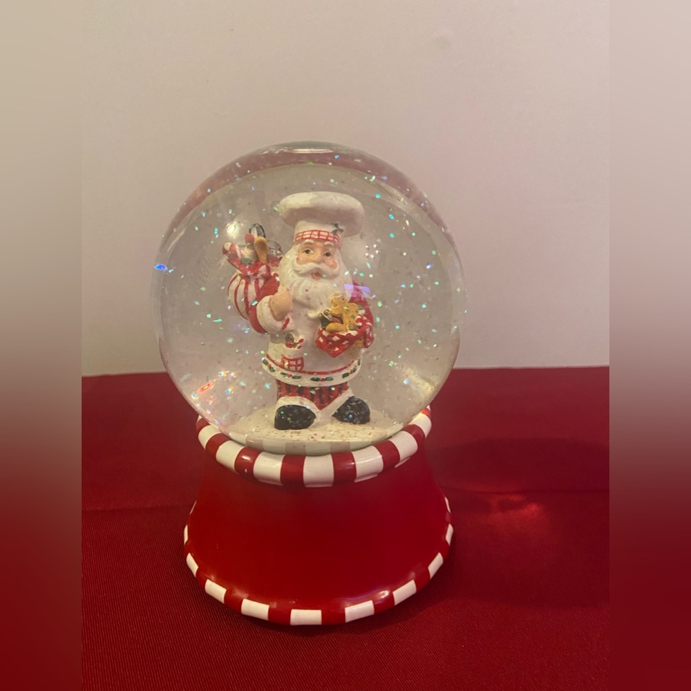 Sur La Table 2008 Santa Dressed As a Chef Musical Snow Globe Plays Jingle Bells